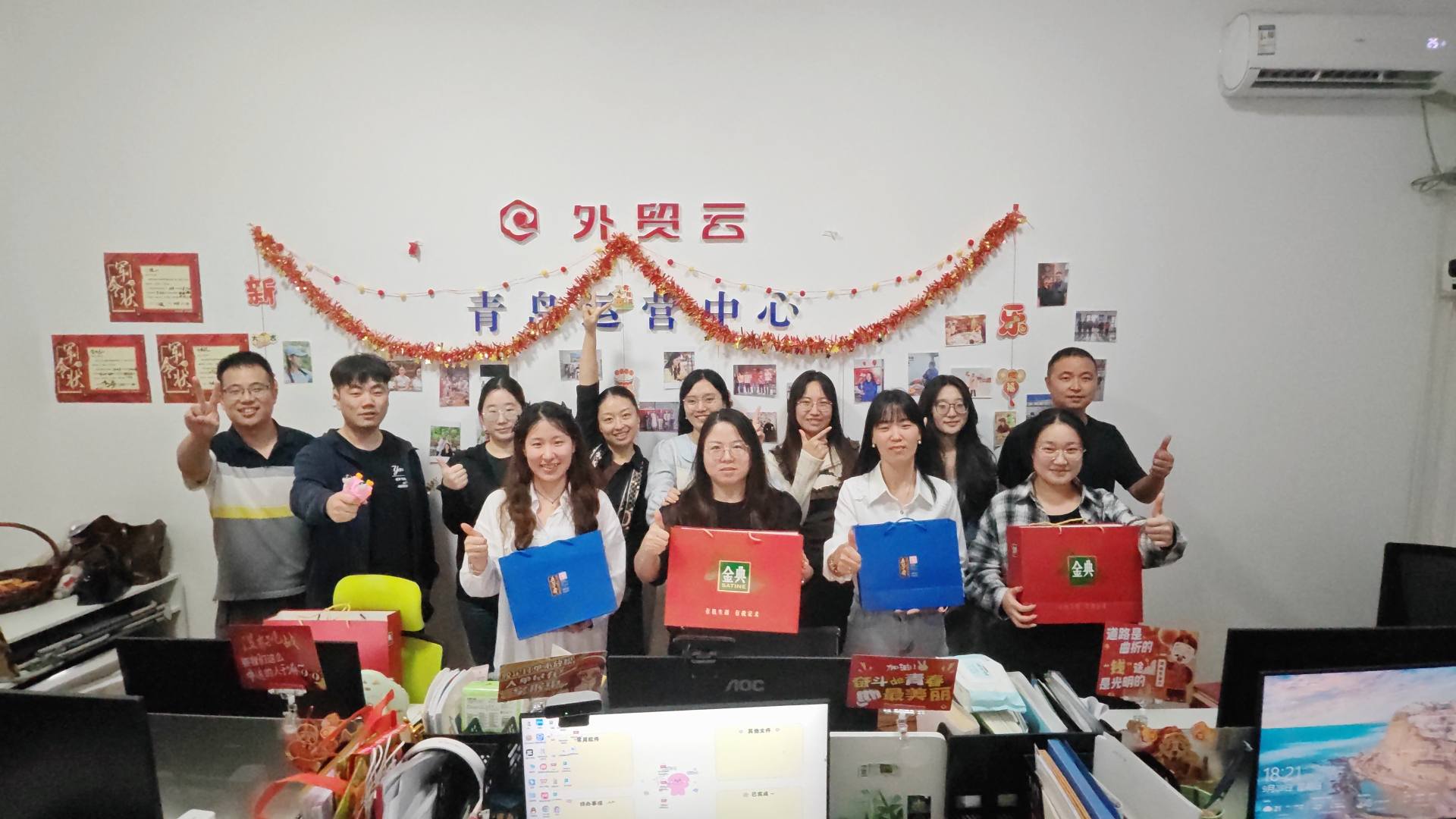 Maotong သည်အမျိုးသားနေ့နှင့်ဆောင်း ဦး ရာသီပွဲတော်ကိုကျင်းပသည်