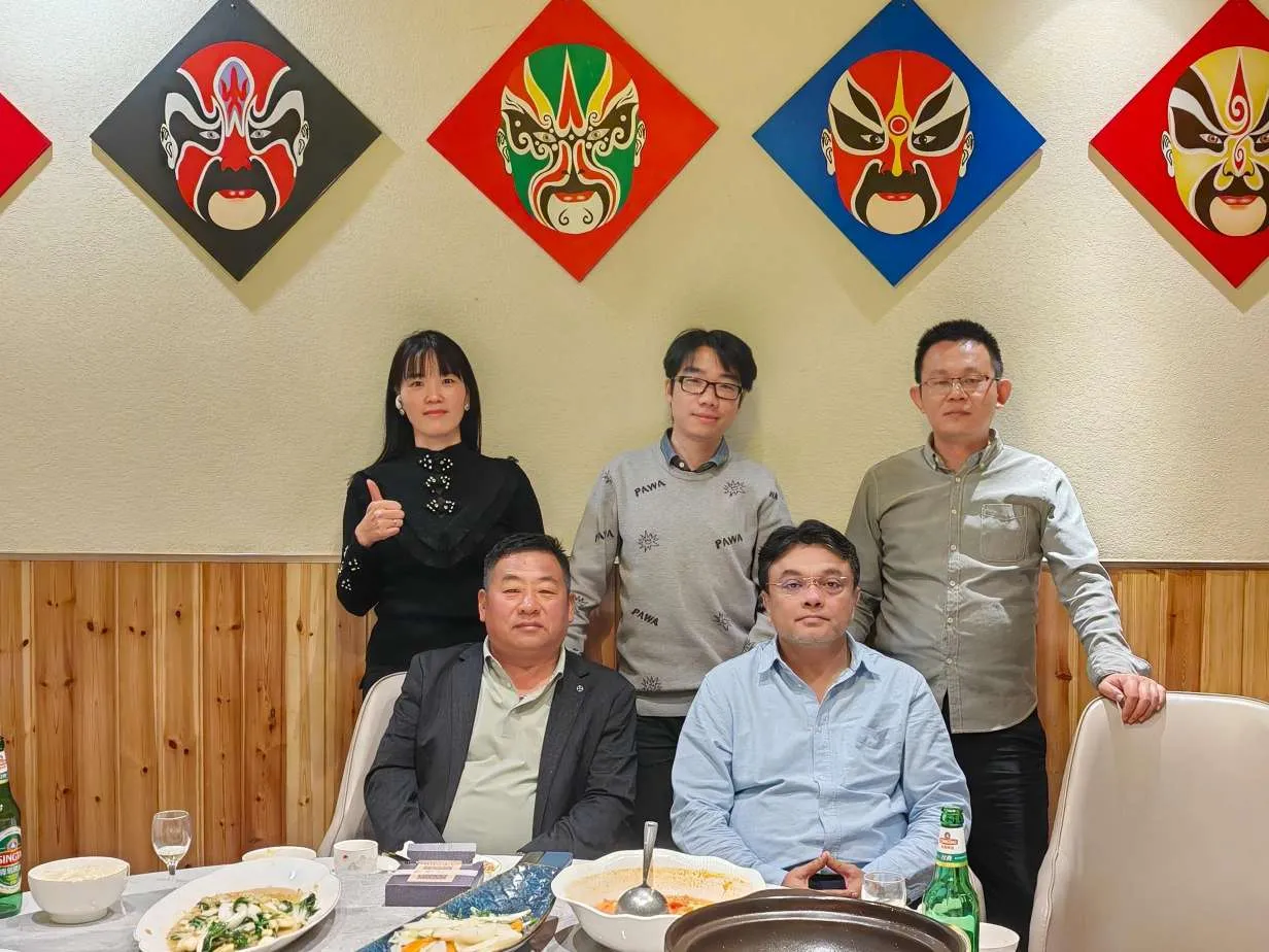 ကျွန်တော်တို့ရဲ့အိန္ဒိယမိတ်ဖက်တွေကိုစက်ရုံနဲ့ကြိုဆိုရတာအရမ်းပျော်တယ်