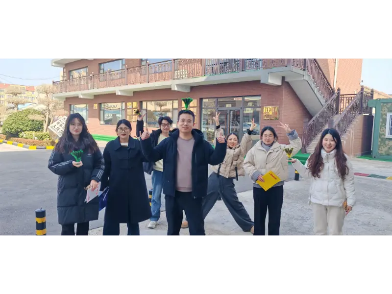 နေ့လည်စာစားပြီးနောက် Maotong Outdoor Shuttlecock ကန်ခြင်း။