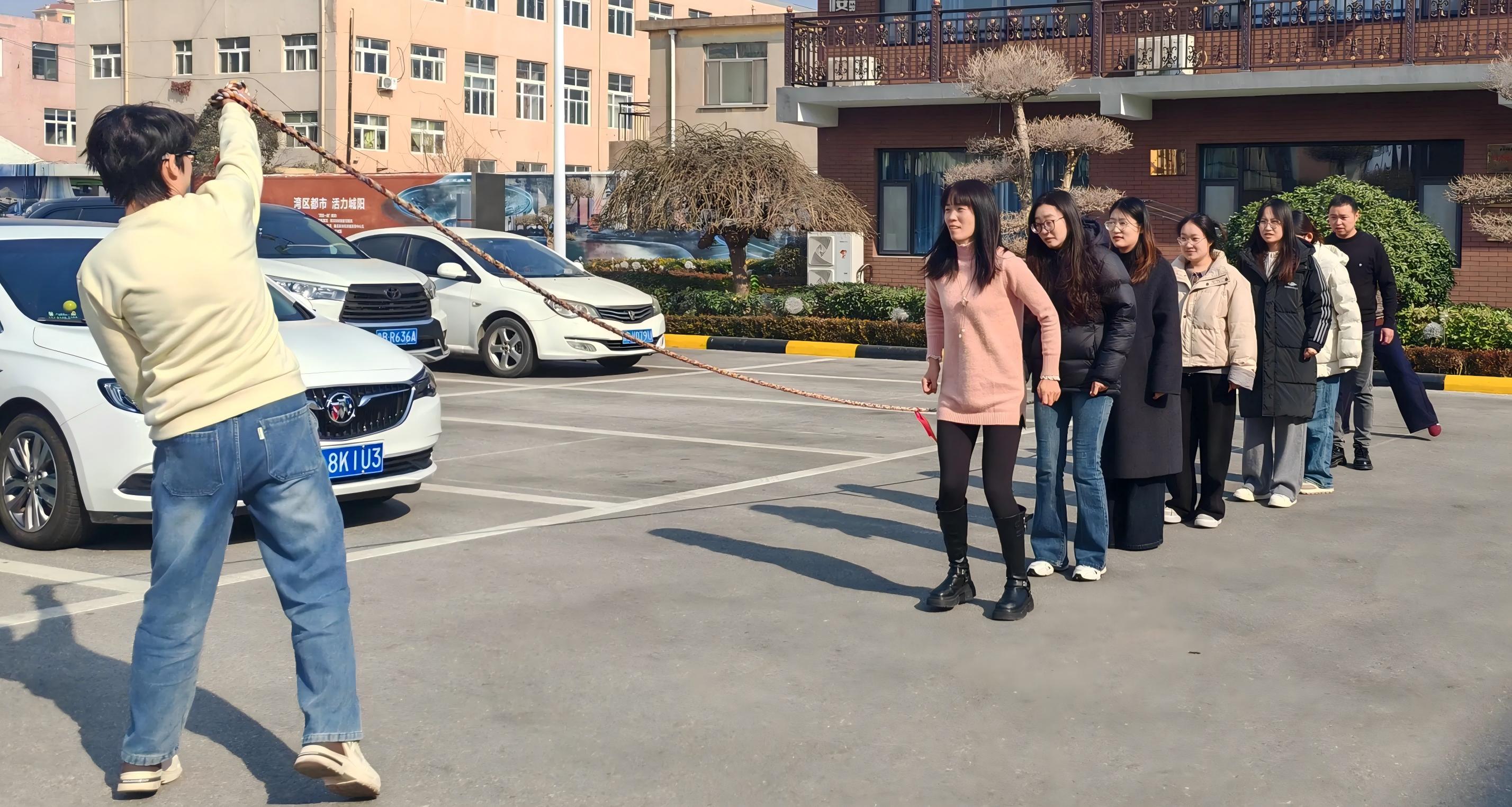 Maotong သည် အပျော်တမ်းဆွဲကြိုးနှင့် ခုန်ကြိုးကို ကိုင်ထားသည်။