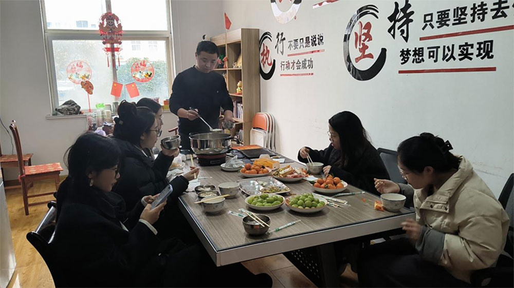 မီးပုံးပွဲတော်နေ့လည်စာ - Tangyuan နှင့် Team Vibes ရုံးတွင်