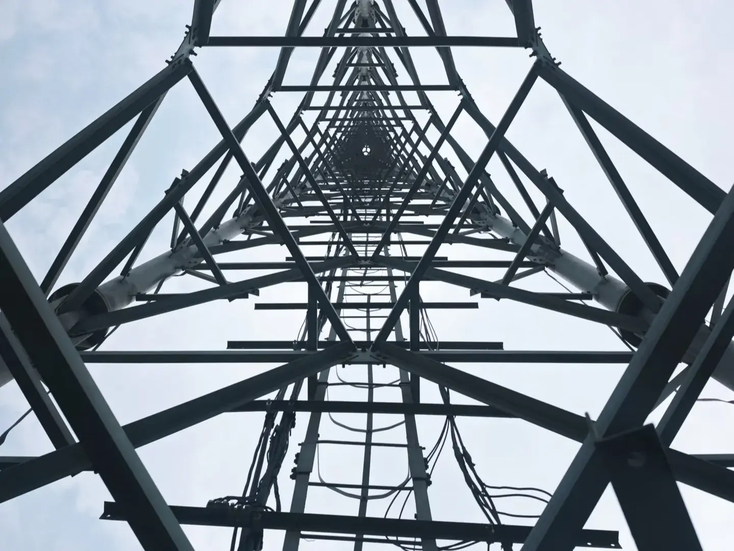 Transmission Towers များ၏ Symmetric Aesthetics